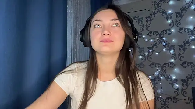 Snapshot of TwotyBright chatting on December 5, 1:09 pm TwotyBright online show from December 5, 1:09 pm