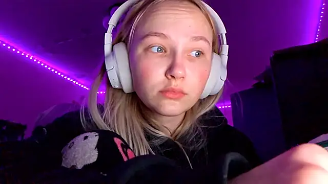 KarinRobertson online show from December 3, 4:16 pm