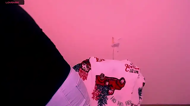 Snapshot of AlinaDoll_ chatting on November 18, 8:41 am AlinaDoll online show from November 18, 8:41 am