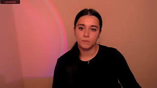 Snapshot of AlinaDoll_ chatting on December 3, 8:23 am AlinaDoll online show from December 3, 8:23 am