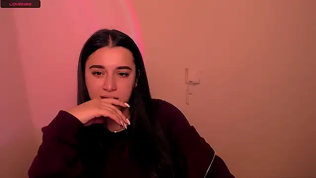 Snapshot of AlinaDoll_ chatting on December 18, 8:20 am AlinaDoll online show from December 18, 8:20 am