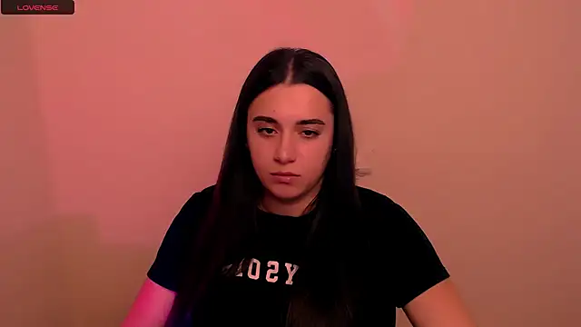 Snapshot of AlinaDoll_ chatting on December 22, 8:33 am AlinaDoll online show from December 22, 8:33 am