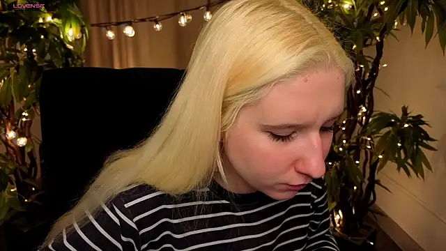 Snapshot of JoanneSmith chatting on December 22, 10:45 am JoanneSmith online show from December 22, 10:45 am