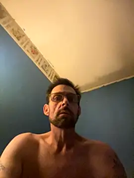 Snapshot of biggdaddyandqueenn chatting on November 17, 12:33 pm biggdaddyandqueenn online show from November 17, 12:33 pm