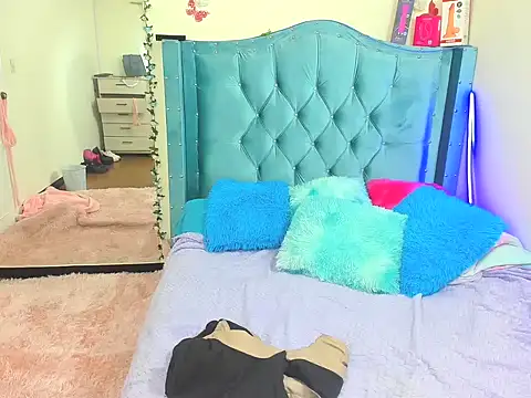 Snapshot of Aurora_sky9 chatting on December 16, 1:32 am Aurora sky9 online show from December 16, 1:32 am