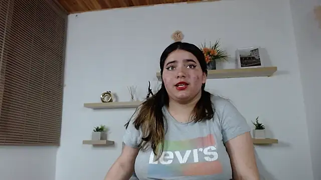 Snapshot of estrella_gold chatting on December 20, 2:51 am estrella gold online show from December 20, 2:51 am