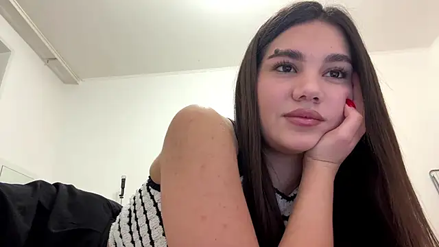 Snapshot of Priscillla_Cute chatting on December 3, 3:21 pm Priscillla Cute online show from December 3, 3:21 pm