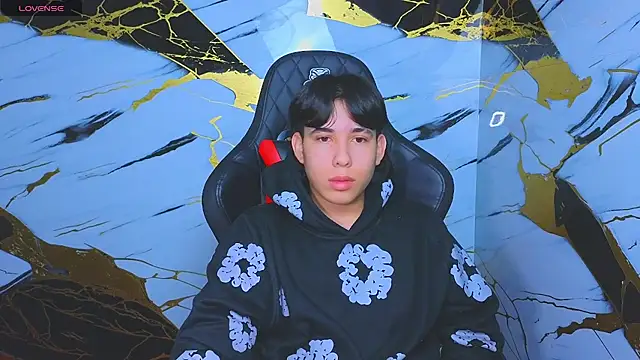 Snapshot of Suarezz10_ chatting on November 6, 11:44 am Suarezz10 online show from November 6, 11:44 am