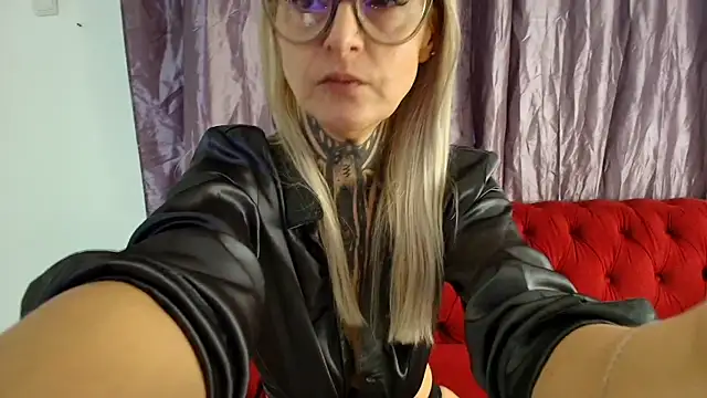 Snapshot of TattooTemptress chatting on November 16, 5:13 am TattooTemptress online show from November 16, 5:13 am