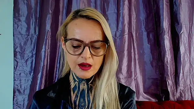 Snapshot of TattooTemptress chatting on December 15, 5:01 am TattooTemptress online show from December 15, 5:01 am