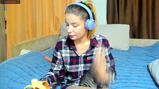 Snapshot of Eva_purrr_ chatting on December 5, 1:25 am Eva purrr online show from December 5, 1:25 am