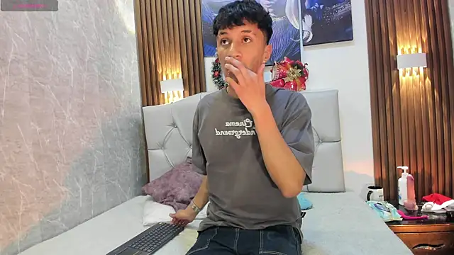 Elian Julian online show from December 2, 11:45 pm