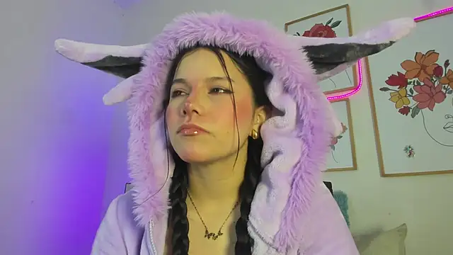 Snapshot of violettabond chatting on November 26, 11:11 am violettabond online show from November 26, 11:11 am