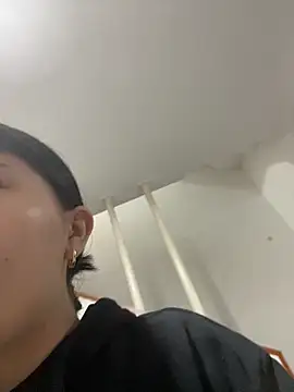 Snapshot of violettabond chatting on December 16, 10:09 am violettabond online show from December 16, 10:09 am