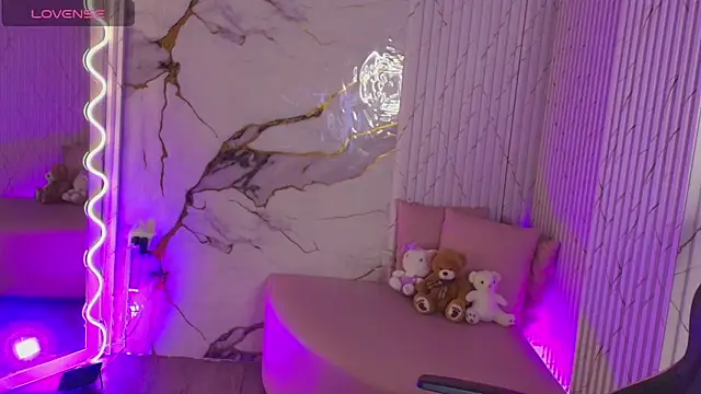 PEACHY TAY online show from March 25, 11:49 am