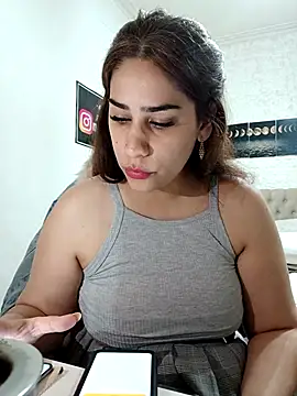 nahiarabiel33 online show from December 3, 2:48 pm