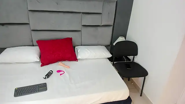 Snapshot of CatleyaSmith chatting on December 15, 12:09 pm CatleyaSmith online show from December 15, 12:09 pm