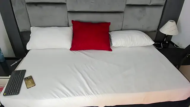 Snapshot of CatleyaSmith chatting on December 22, 12:02 pm CatleyaSmith online show from December 22, 12:02 pm