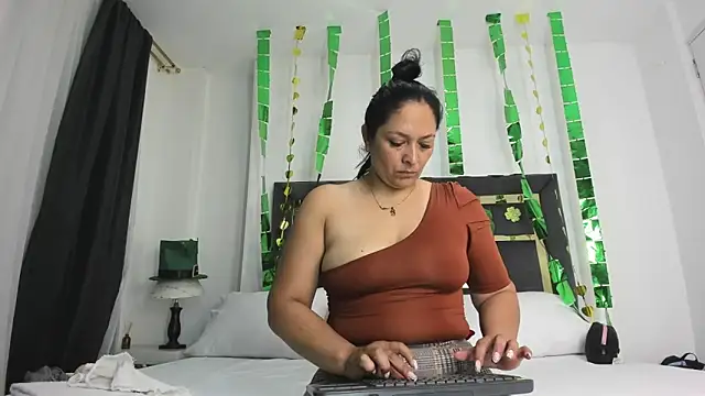 CatleyaSmith online show from March 18, 12:41 pm