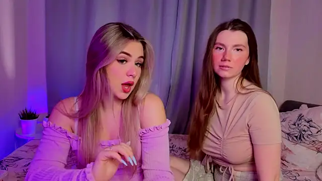 Snapshot of MelitaMoote chatting on November 17, 8:09 am MelitaMoote online show from November 17, 8:09 am