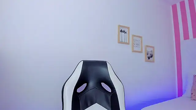 Emi Rosee online show from November 29, 1:47 pm