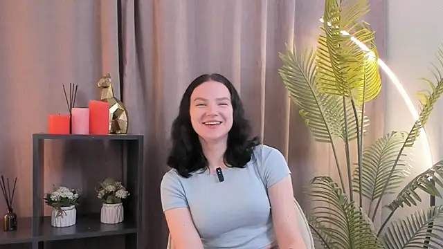 LatinaHuguenin online show from November 5, 5:35 pm