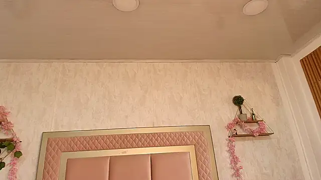 Snapshot of Madhison_5 chatting on February 13, 12:23 pm Madhison 5 online show from February 13, 12:23 pm