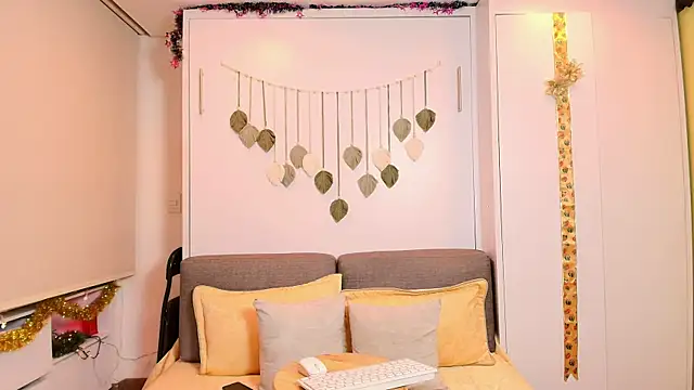 irisrossee  online show from January 15, 3:22 am