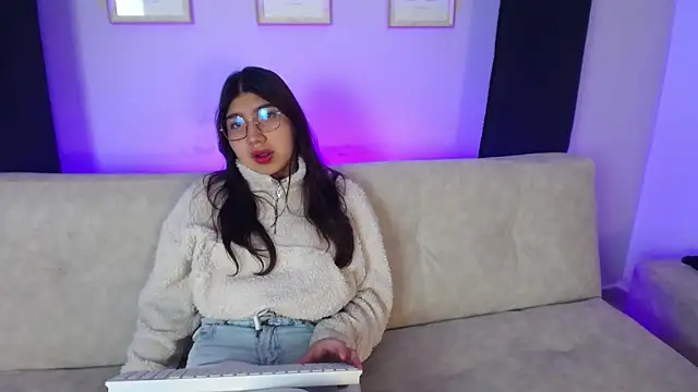 Snapshot of Mia_Blair_ chatting on November 7, 4:34 am Mia Blair online show from November 7, 4:34 am