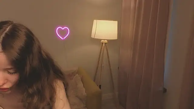 Snapshot of eirakiliana chatting on December 5, 8:12 am eirakiliana online show from December 5, 8:12 am