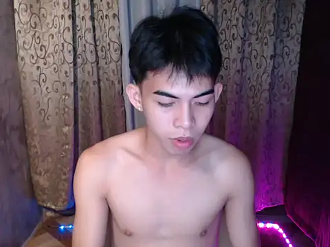 Urhotsilverboy online show from December 5, 3:52 pm