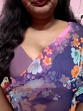 Snapshot of Keerthee_ chatting on November 6, 3:13 pm Keerthee online show from November 6, 3:13 pm