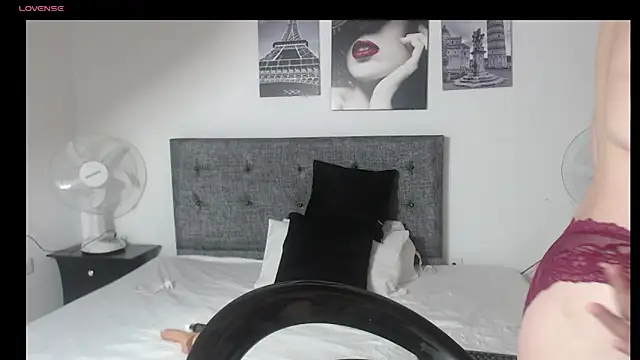 Snapshot of SweetSurrender69 chatting on November 9, 4:00 am SweetSurrender69 online show from November 9, 4:00 am