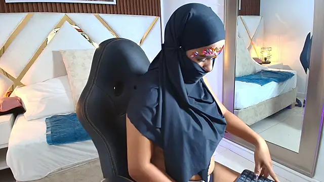 Snapshot of _Aliya_ chatting on November 6, 10:05 am Aliya online show from November 6, 10:05 am