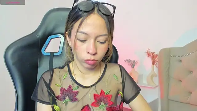 LuluuBerry online show from November 12, 1:44 pm