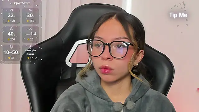 LuluuBerry online show from December 14, 2:11 pm