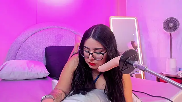 Snapshot of Amy_whittee chatting on November 11, 7:36 pm Amy whittee online show from November 11, 7:36 pm