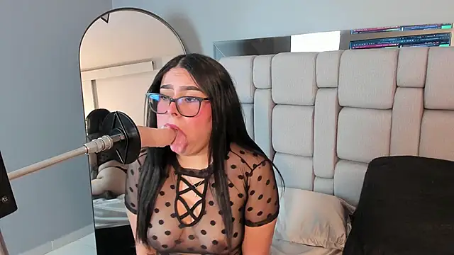 Snapshot of Amy_whittee chatting on December 16, 7:19 pm Amy whittee online show from December 16, 7:19 pm