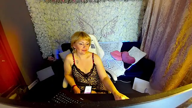 AmaraNights online show from April 14, 7:09 pm