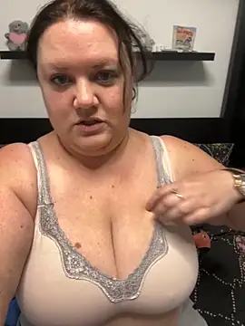 Snapshot of RealWoman84 chatting on November 8, 3:34 pm RealWoman84 online show from November 8, 3:34 pm