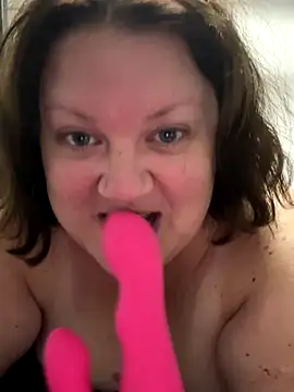 Snapshot of RealWoman84 chatting on November 19, 10:37 am RealWoman84 online show from November 19, 10:37 am