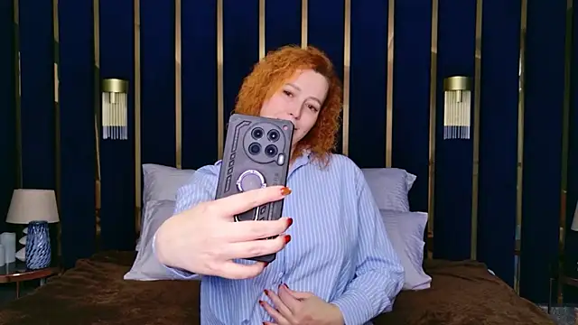 Snapshot of Evie_Berret chatting on December 4, 3:32 pm Evie Berret online show from December 4, 3:32 pm