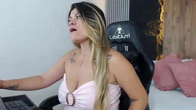 Snapshot of yesenia_villan chatting on February 4, 12:33 pm yesenia villan online show from February 4, 12:33 pm