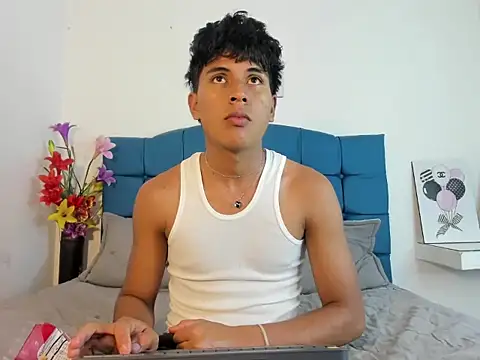 Valentino Lane online show from January 14, 2:06 am