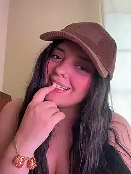 candicewest  online show from April 19, 4:39 pm