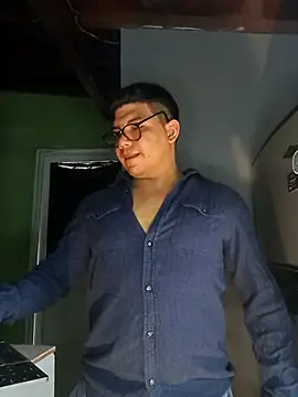 Snapshot of UrielRay13 chatting on November 13, 7:13 pm UrielRay13 online show from November 13, 7:13 pm