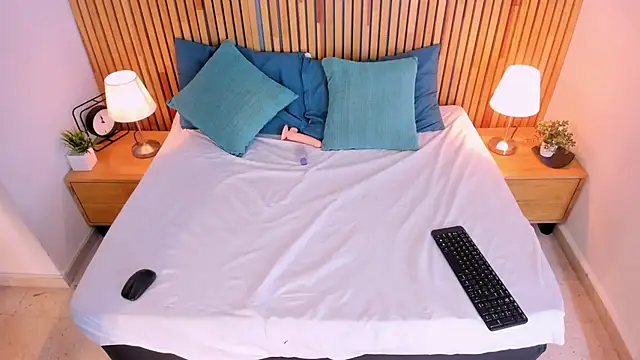 Snapshot of MiaBigBust chatting on November 16, 3:50 pm MiaBigBust online show from November 16, 3:50 pm