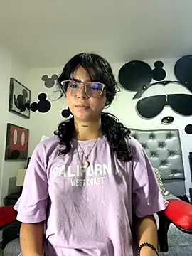 Snapshot of _vaiolet_owo chatting on November 8, 5:18 am vaiolet owo online show from November 8, 5:18 am