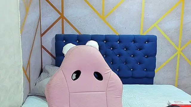 Snapshot of _vaiolet_owo chatting on February 12, 5:35 am vaiolet owo online show from February 12, 5:35 am