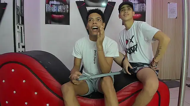 Snapshot of WHITHET_BOYS chatting on November 13, 3:22 pm WHITHET BOYS online show from November 13, 3:22 pm